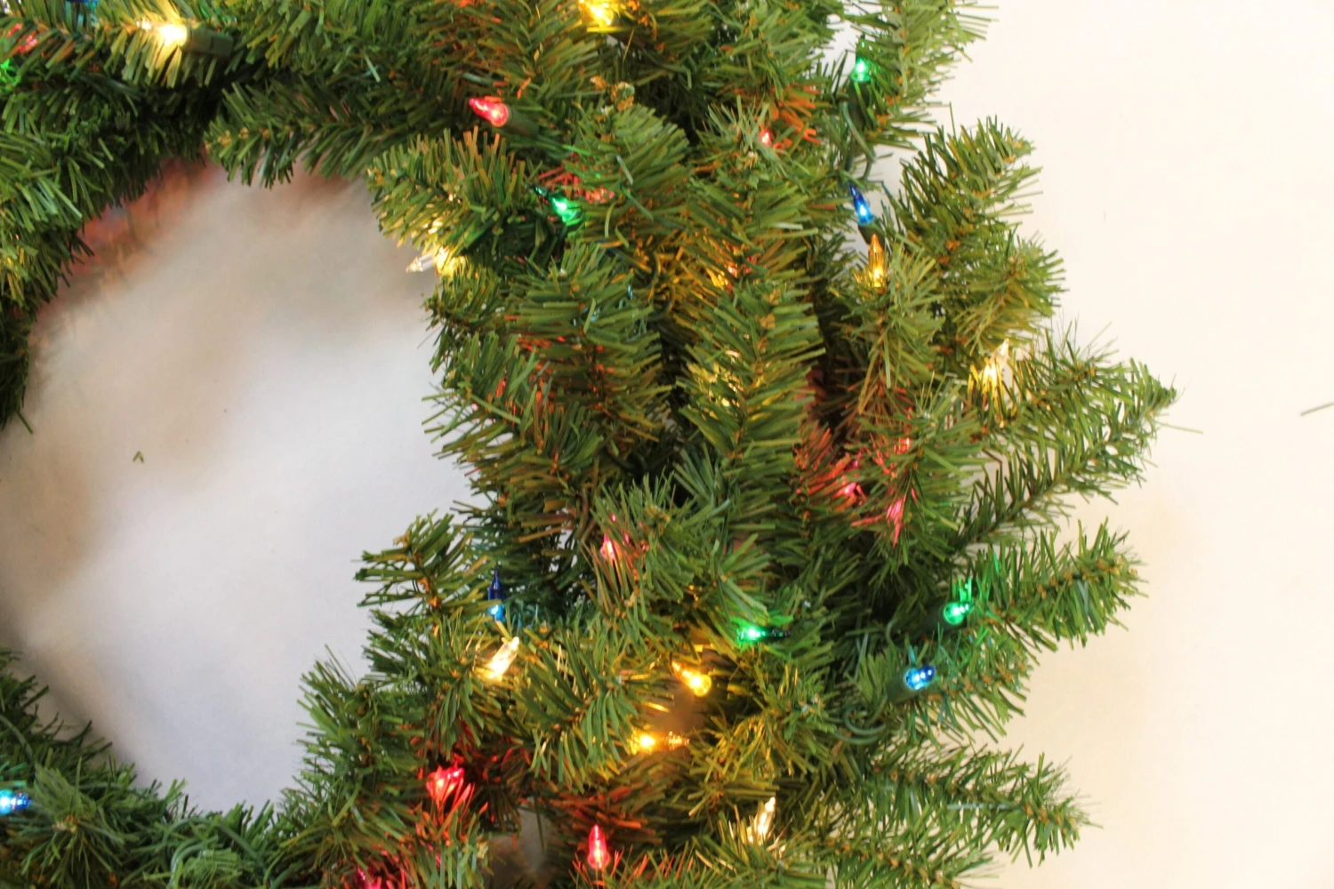 30" Canadian Pine Pre-Lit Artificial Christmas Wreath 6 30" Canadian Pine Pre-Lit Artificial Christmas Wreath - Image 6