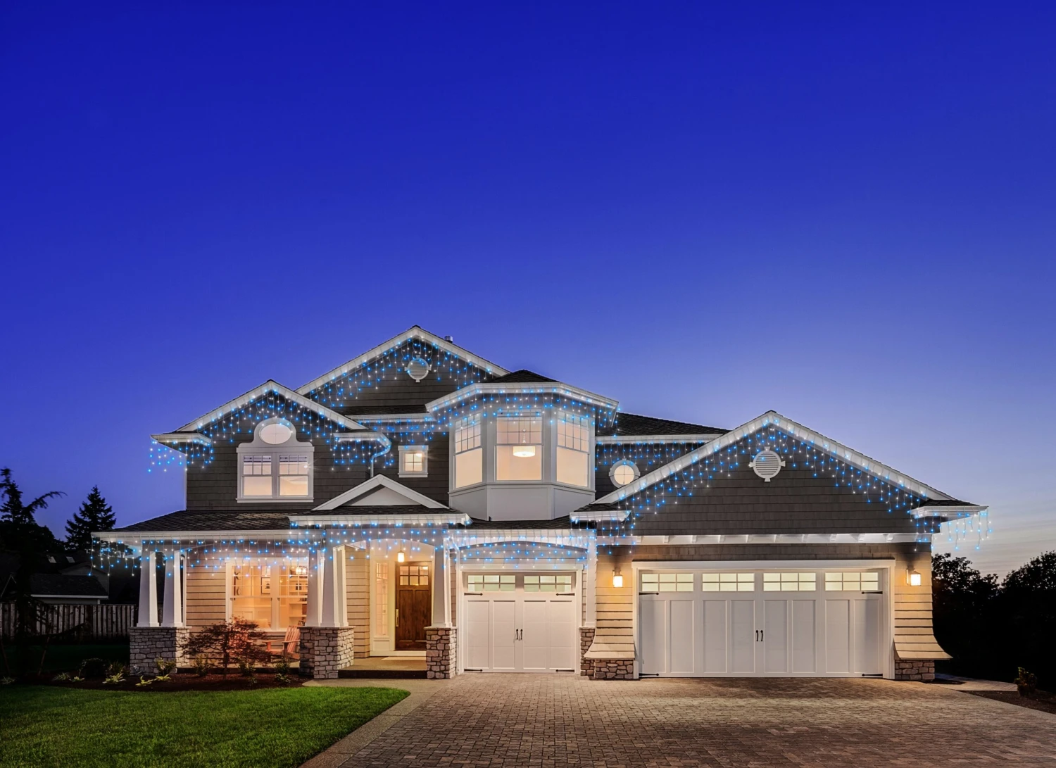 Set Of 200 Dramatic Drop LED Icicle Lights 2 Set Of 200 Dramatic Drop LED Icicle Lights - Image 2